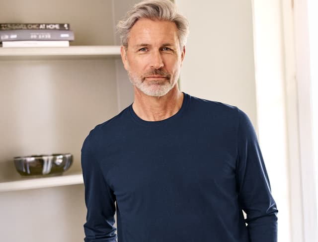 Herr trägt Langarm-Shirt Baumwolle in der Farbe marine.
