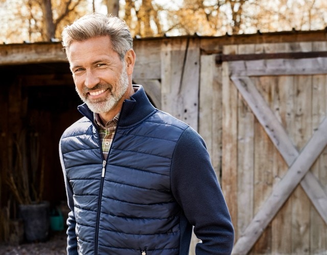 Mann trägt Baumwoll-Strickjacke Steppeinsatz, Sale Herrenartikel