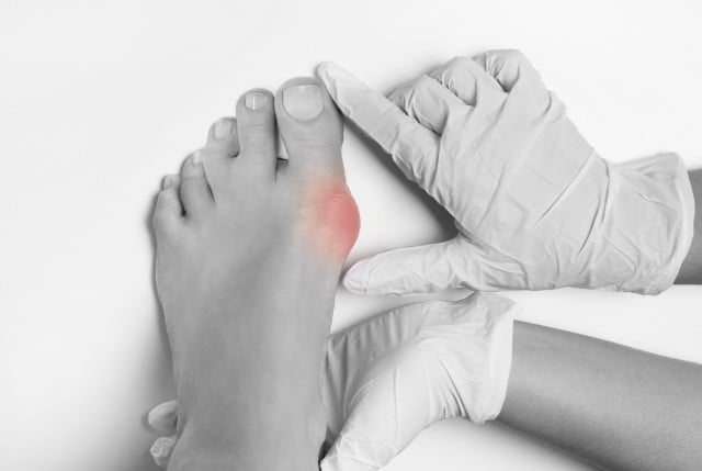 Eine Frau hält glücklich mehrere paar Schuhe in der Hand.