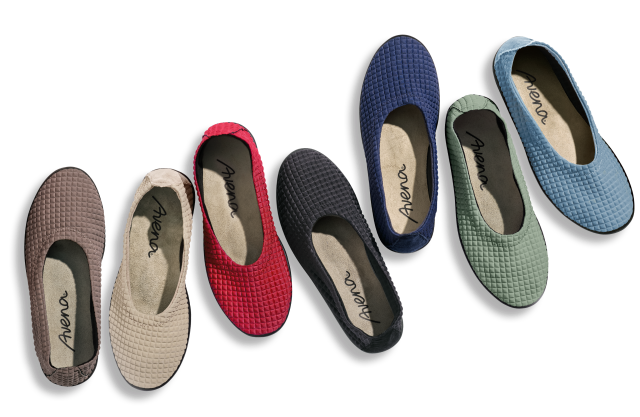 In diesen superflexiblen Slippern fählt die Wahl der Farbe schwer. Auf diesem Bild haben wir sieben verschiedene Farben zur Auswahl.