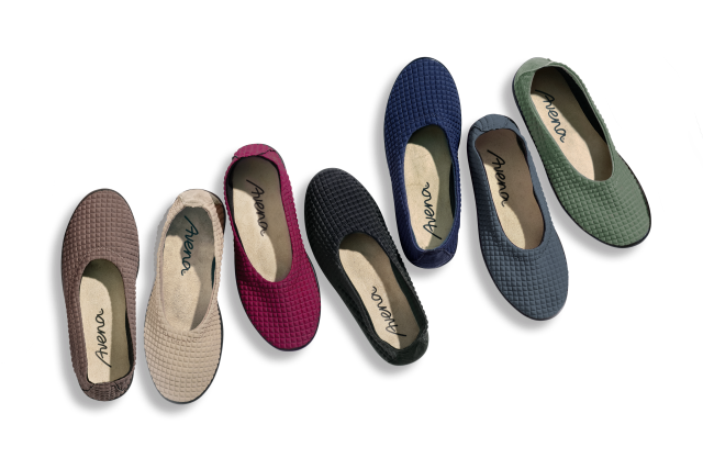 In diesen superflexiblen Slippern fählt die Wahl der Farbe schwer. Auf diesem Bild haben wir sieben verschiedene Farben zur Auswahl.