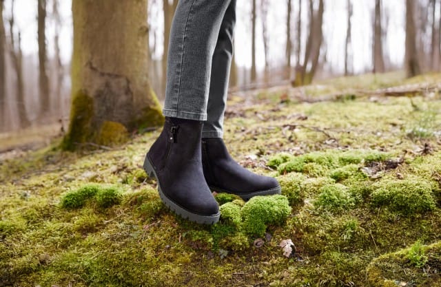 Ein Waldspaziergang mit warmen schicken Stiefeln an einem sonnigen Herbsttag. Ein Waldspaziergang mit warmen schicken Stiefeln an einem sonnigen Herbsttag.