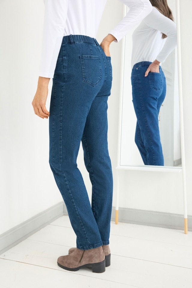 Jeans in klassischem Blau wird von hinten gezeigt.