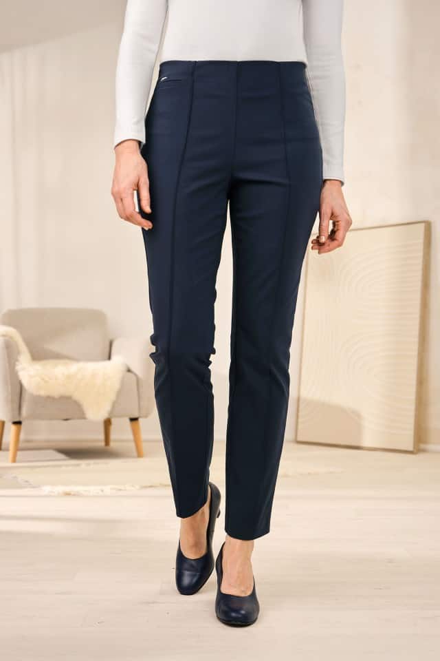 Dame trägt eine marinefarbene Schlupfbund-Hose.