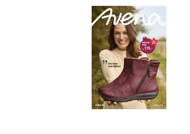 Titel des neuen Katalogs. Eine lächelnde Frau hält den Hirschleder-Bootie Warmfutter in Bordeaux in den Händen. Er ist zum Advents-Preis erhältlich, für 119 Euro. Man spart 20 Euro.