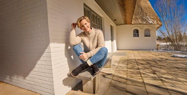 Dame sitzt gemütlich auf einer winterlichen Terrasse und trägt die bequemen und warmen Bequem-Stiefel Warmfutter.