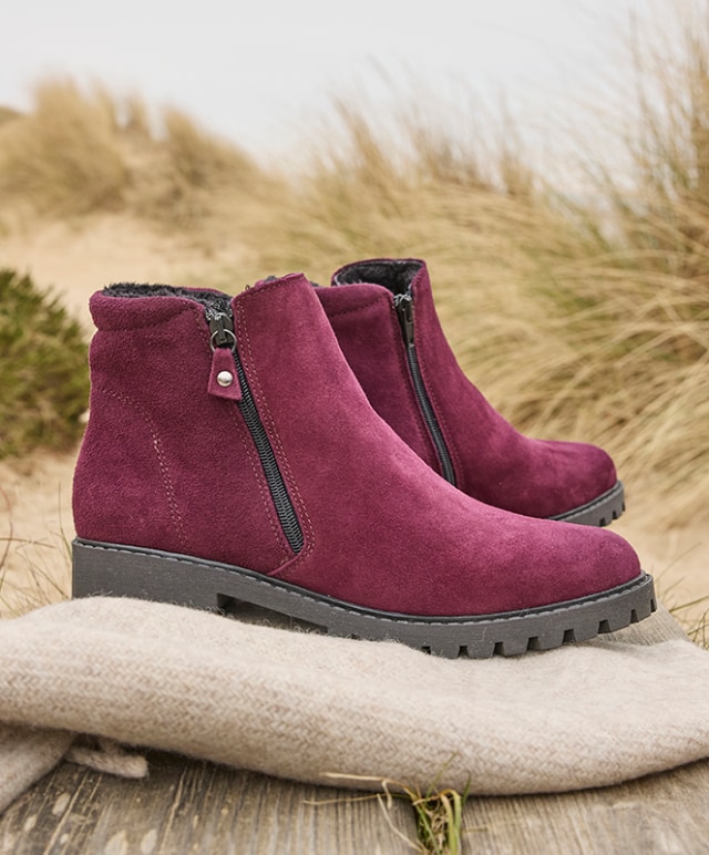 Hallux-Stiefelette Kuschelweich in Bordeaux stehen in den herbstlichen Dühnen