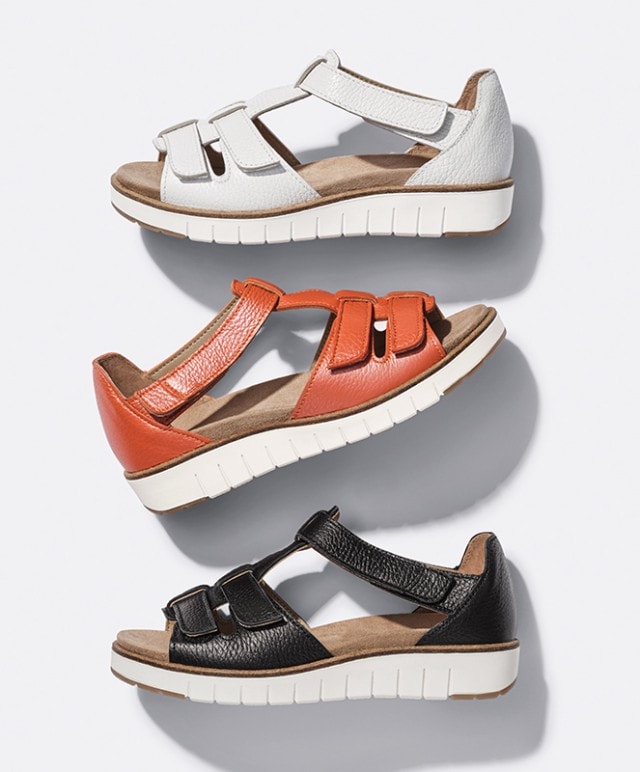 Sommer-Sandalen in einer Kombination aus drei verschiedenen Farbvarianten.