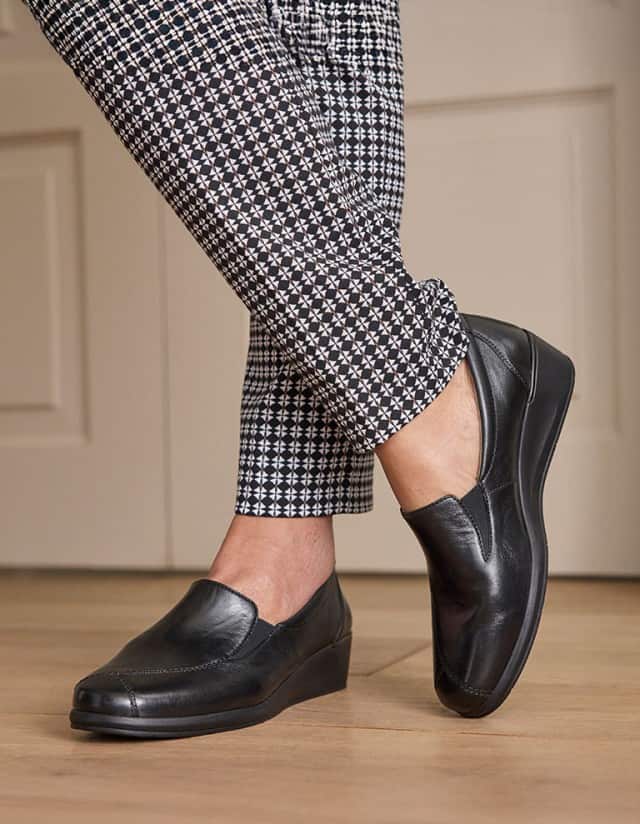 Dame trägt bequeme Komfort-Slipper Soft.