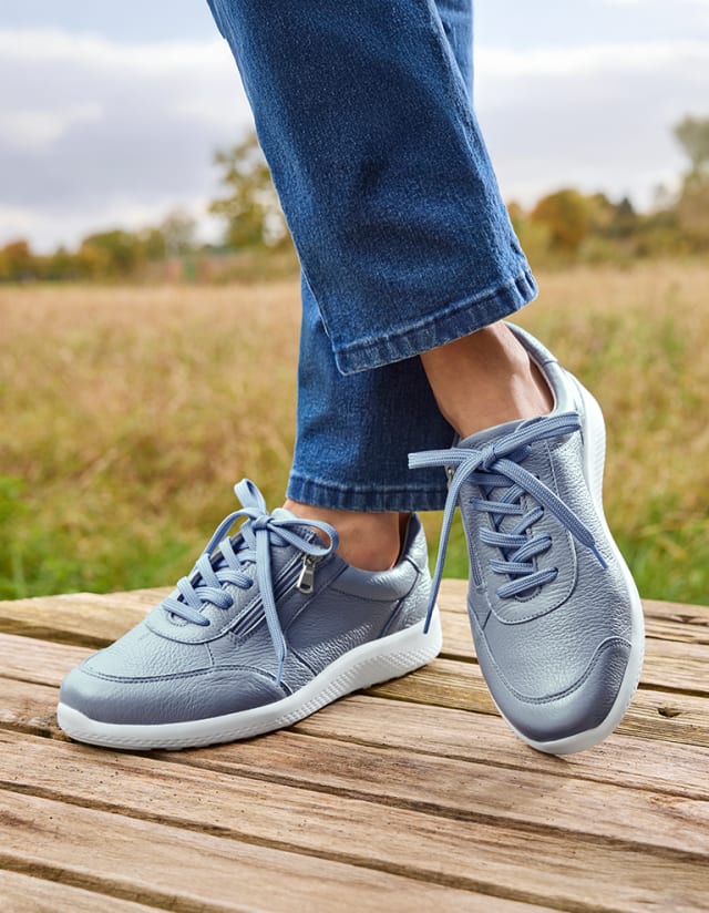 Hallux-Hirschleder Schnürer in hellblau.