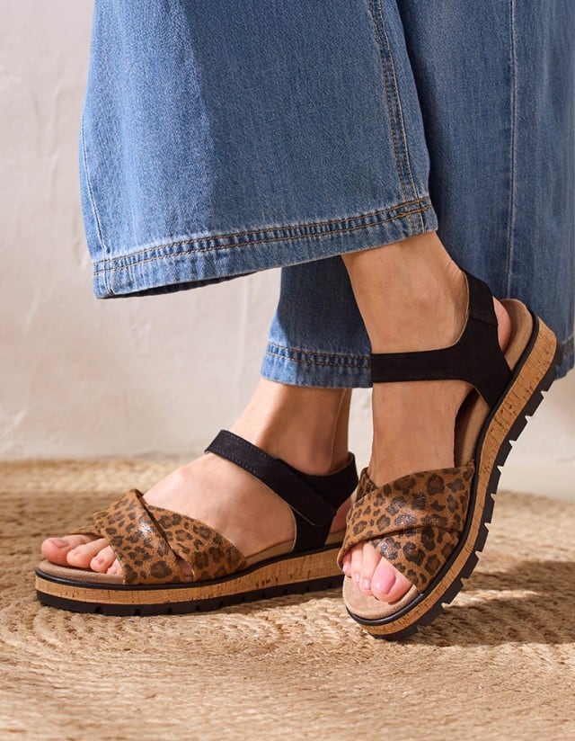 Hallux-Klett Sandale Exotik in Schwarz-Braun am Damenfuß.