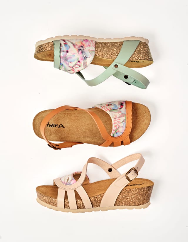 Hallux-Sandale Keilabsatz in drei sommerlichen Farbvarianten.