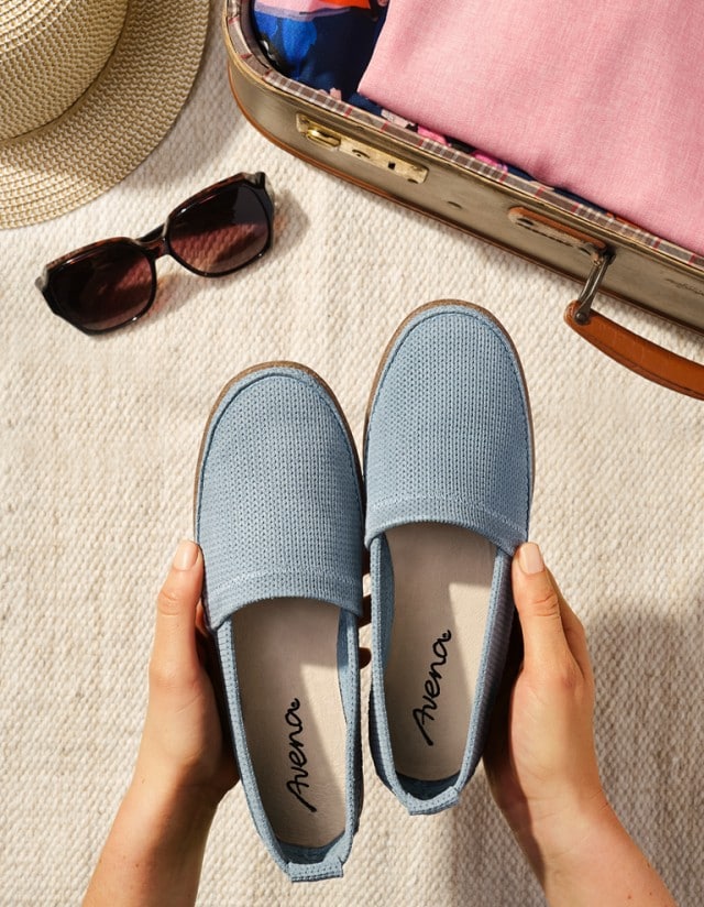 Ein Reisekoffer wird für den Sommerurlaub gepackt und der Butterweich-Slipper kommt narürlich auch mit.