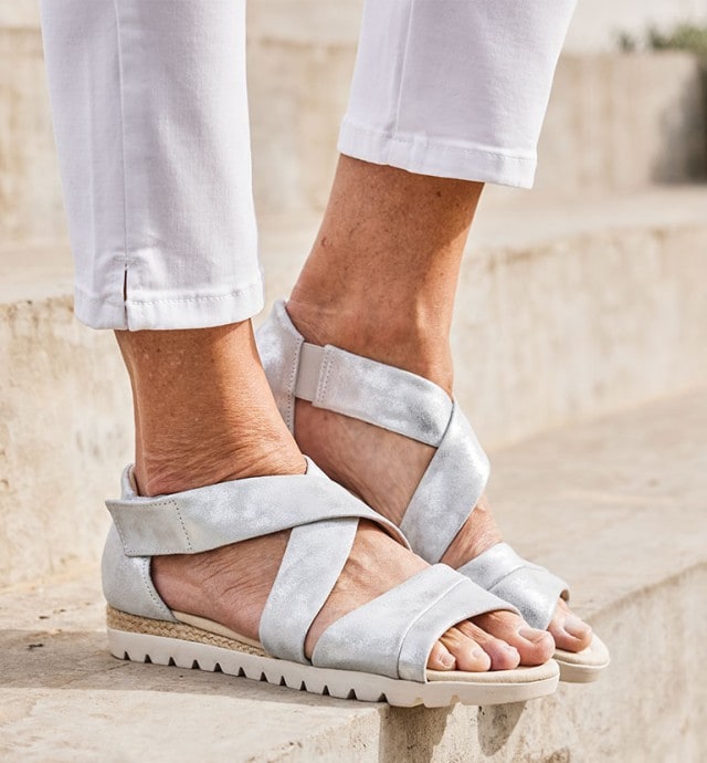 Hallux Sandalenschuh wird in mediterraner Umgebung getragen. Der Schuh ist im Sale.