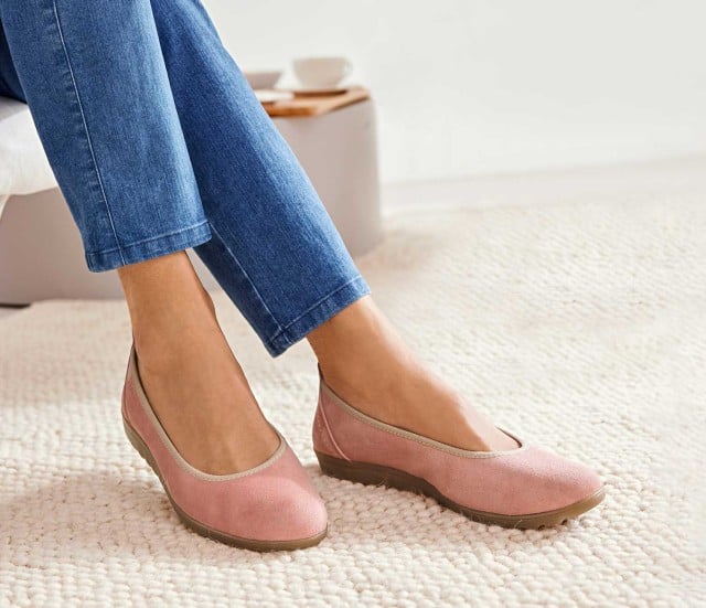 Dame trägt Hallux-Ballerina Supersoft in Rosa .