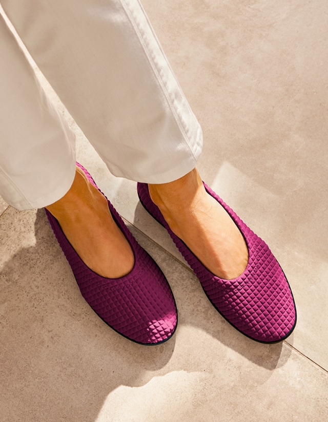Flexible und leichte Hallux-Softslipper in der Farbe Beere.