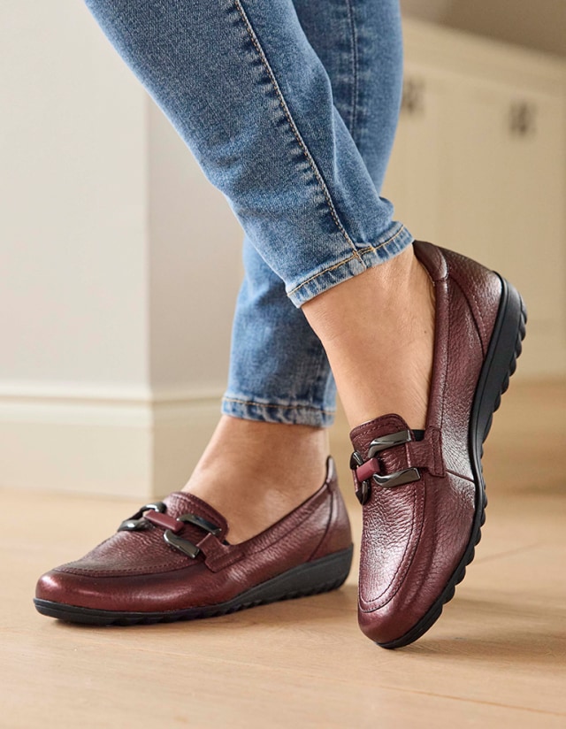 Hirschleder-Slipper Komfort Chic in Bordeaux.