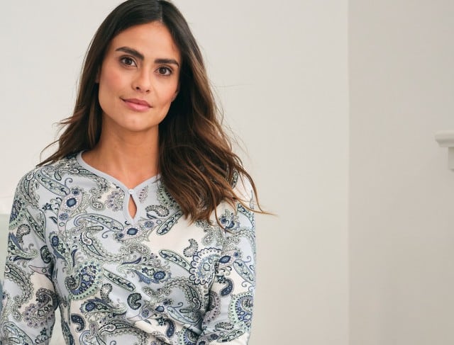Dame mit dem Baumwoll-Nachthemd Paisley.