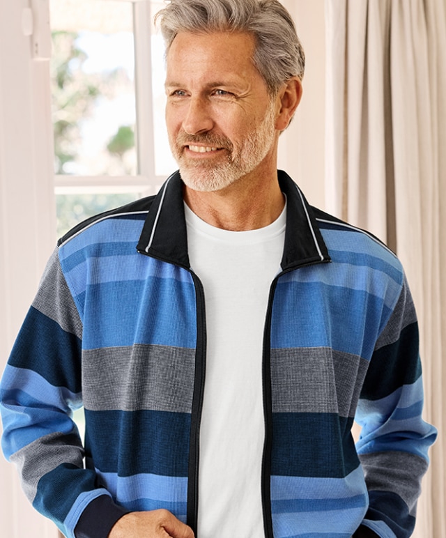 Herr mit mieliertem Bart trägt eine blau gestreifte Sweatjacke für jeden Tag.