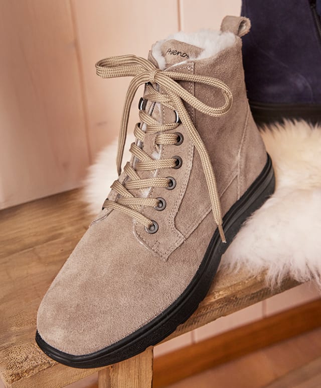 Wohlig wärmend und dennoch wunderbar leicht:Hallux-Stiefelette Lammfell.