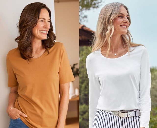 Zwei Damen tragen jeweis ein Halbarm-Shirt Baumwolle in safran und ein Langarm-Shirt Baumwolle in weiß.
