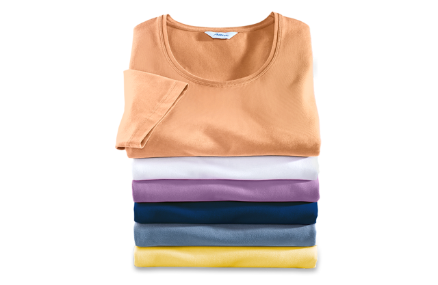 Stapel an Shirts in Farben der Saison.