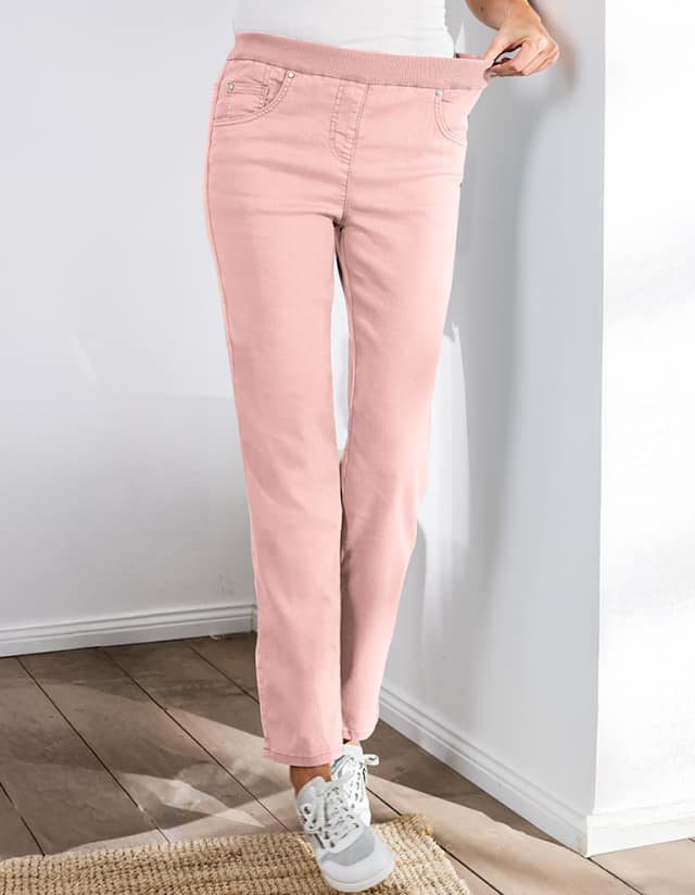 Dame zieht am Bund und zeigt den hochelastischen Bund der Bequembundhose Powerstretch.