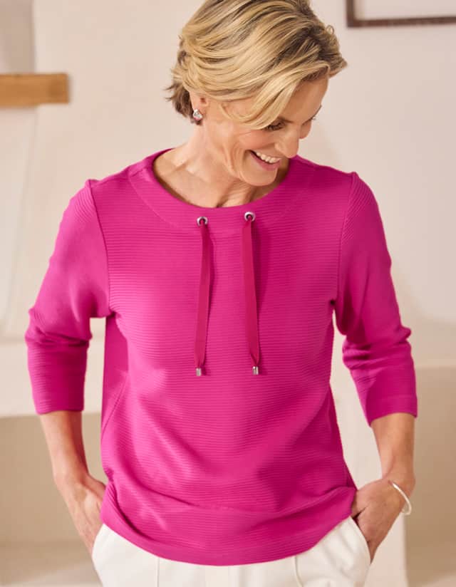 Dame trägt das modische Ottoman-Sweatshirt in Fuchsia