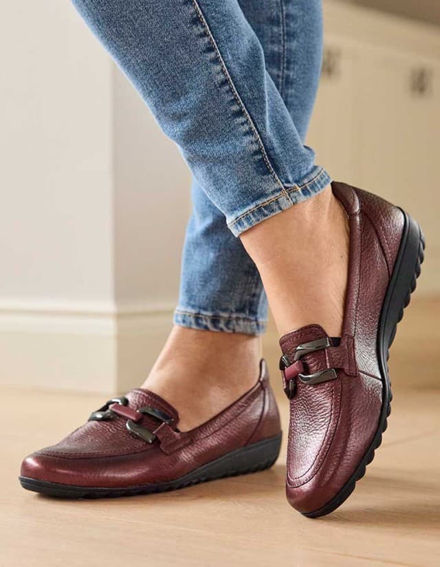 Hirschleder-Slipper Komfort Chic in Bordeaux.