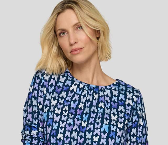 Dame trägt Rabe Shirt Schmetterling in Blau gemustert

