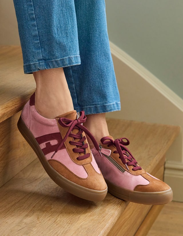 Hallux-Schnürer-Soft in ROSA/BRAUN werden in einer wohnlichen Umgebung getragen.