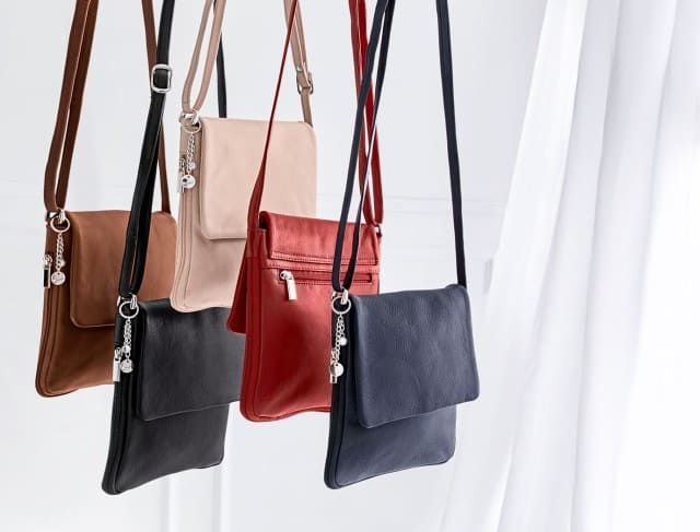 Die Leder-Handtaschen Every Day hängen in verschiedenen Farben aus.