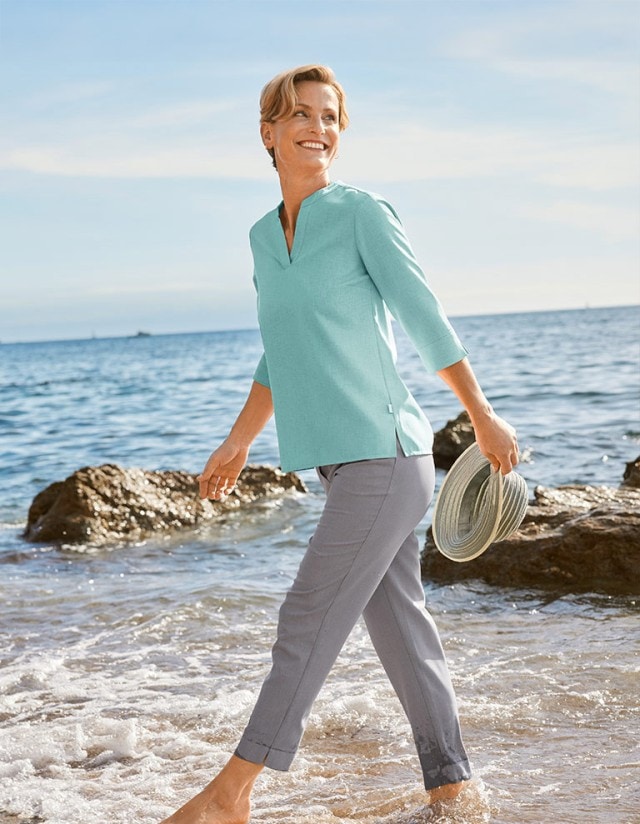 Dame mit sommerlichem Outfit am Strand
