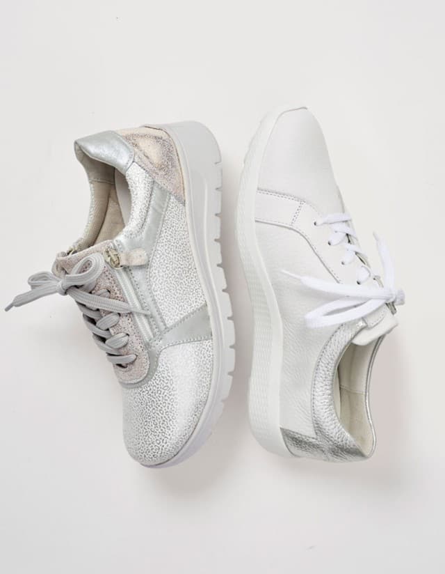 Sneaker in der Farbe Weiß.