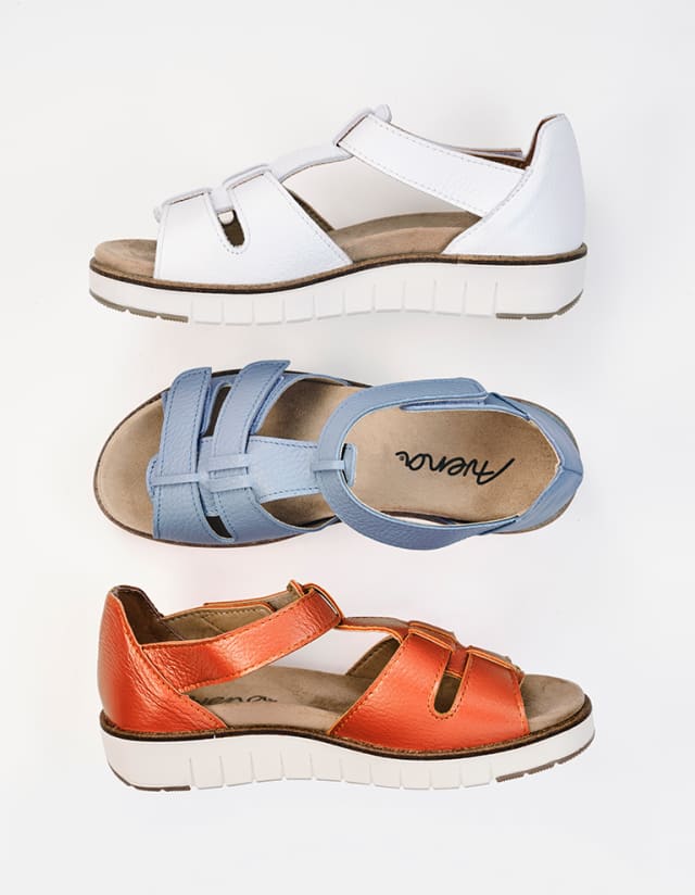 Hirschleder-Klett Sandalenschuh in drei Farben.