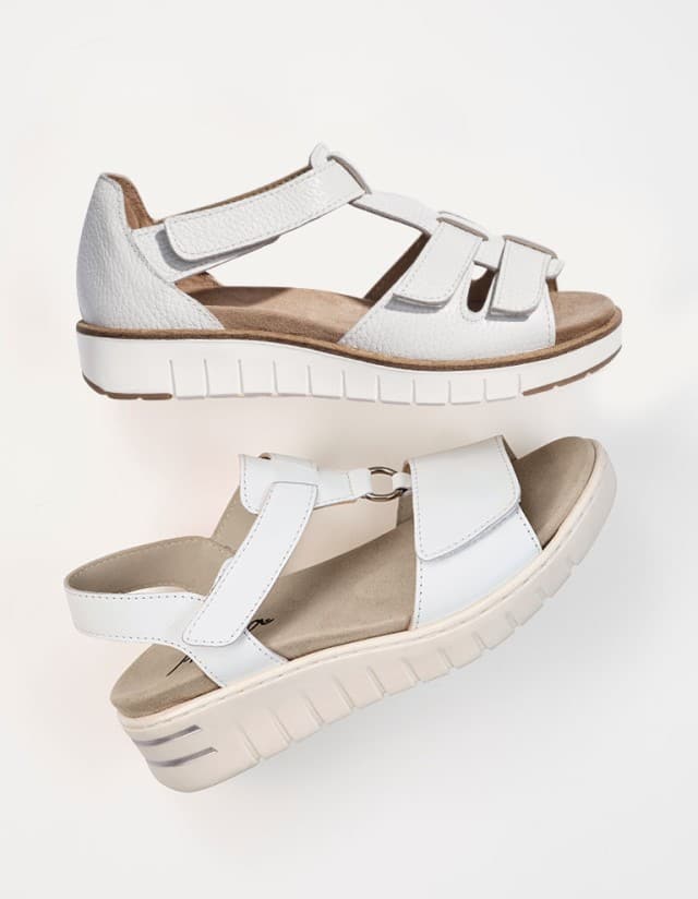 weiße Sandalen
