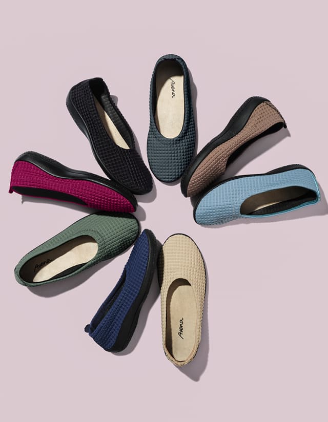 Große Auswahl an Hallux-Softslippern im Kreis angeordnet.