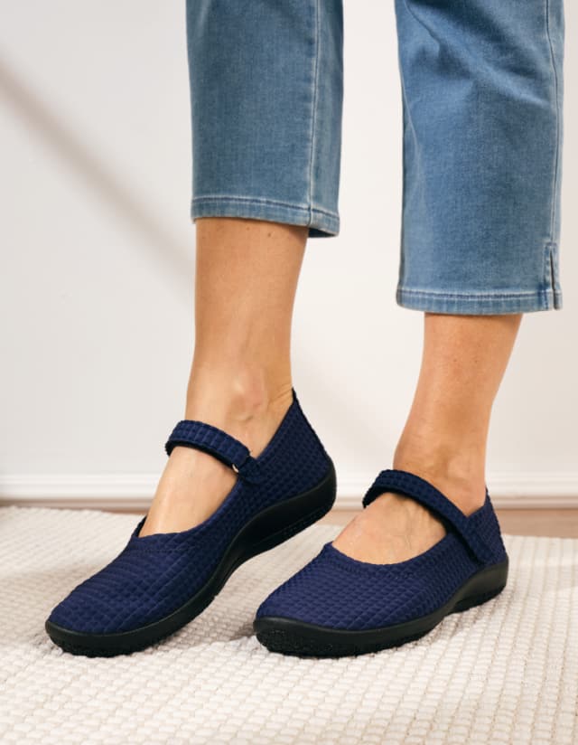 Hallux-Softslipper Mary Jane in blau am Fuß.