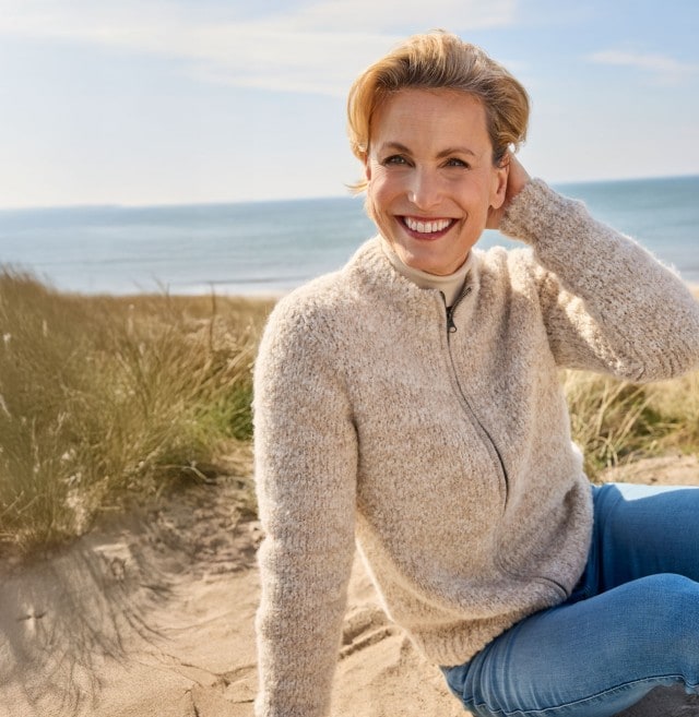 Frau sitzt bei schönster Herbstsonne am Meer und trägt die hochwertige Alpaka-Strickjacke Cusco, darunter den 
Rollkragen-Pullover Supersoft Hellbeige
Rollkragen-Pullover Supersoft Hellbeige
Rollkragen-Pullover Supersoft Hellbeige
1/7
Pfeil nach rechtsPfeil nach rechts
Rollkragen-Pullover Supersoft und die 5-Pocket-Jeans.