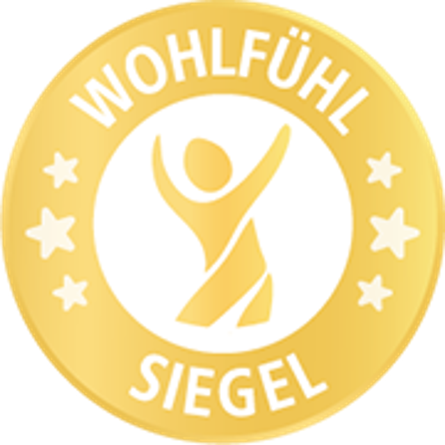 Damenhand zieht am Dehnbund einer Jeans 