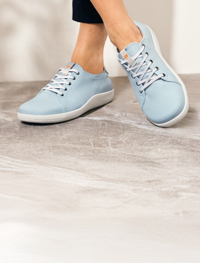 Dame trägt Naturform Schnürer Soft in der Farbe hellblau.