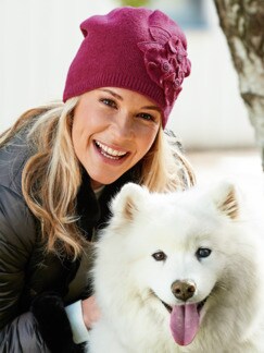 Schurwoll-Beanie mit Strassblume Schurwoll-Beanie mit Strassblume