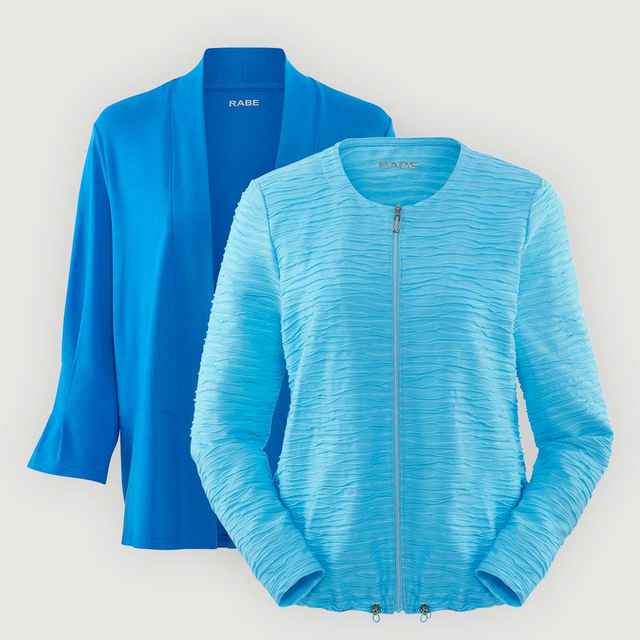 Zwei blaue Oberteile: Ein hellblauer, strukturierter Reißverschluss-Cardigan vorne und ein dunklerer blauer offener Cardigan dahinter.
