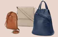 Drei Ledertaschen: Eine braune Umhängetasche, eine beige Schultertasche und ein blauer Rucksack, auf einem hellen Hintergrund.