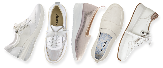 Fünf helle Schuhe nebeneinander liegend.