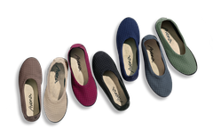 Sechs Paar Damenschuhe in verschiedenen Farben: beige, rot, dunkelblau, grün, schwarz und blau, von der Marke "Arena".