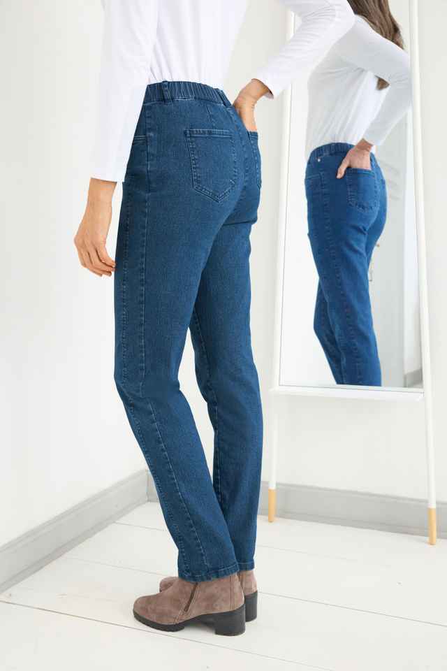 Jeans in klassischem Blau wird von hinten gezeigt.