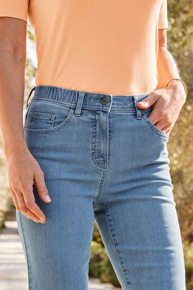 Aus atmungsaktiver Baumwolle ist diese helle Bluejeans.