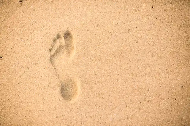 Ein Fussabdruck im Sand.