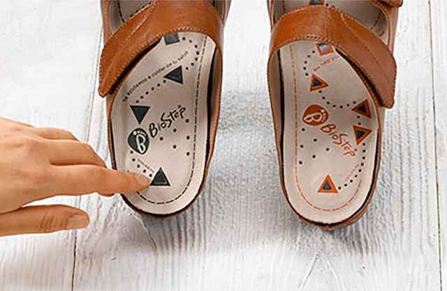 Schuhe mit Magnet-Fußbett.